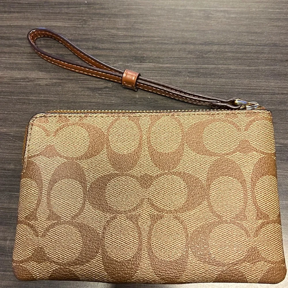 Coach wristlet - Picture 2 of 4